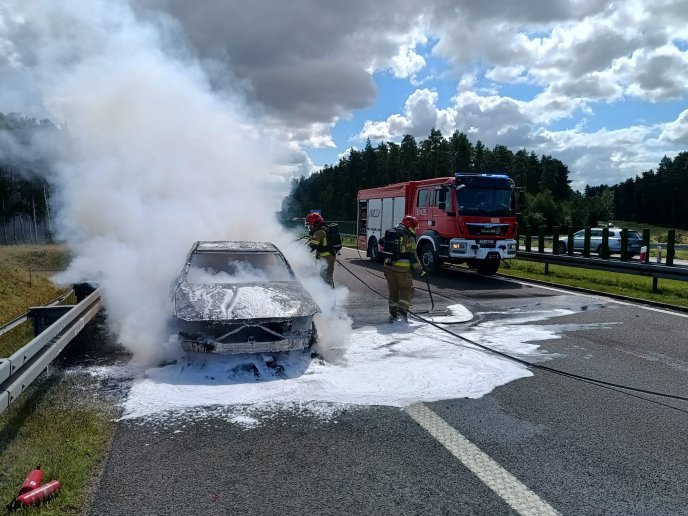 Pożar osobówki na drodze S3.