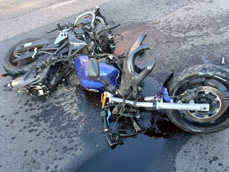 Auto osobowe zderzyło się z motocyklem.